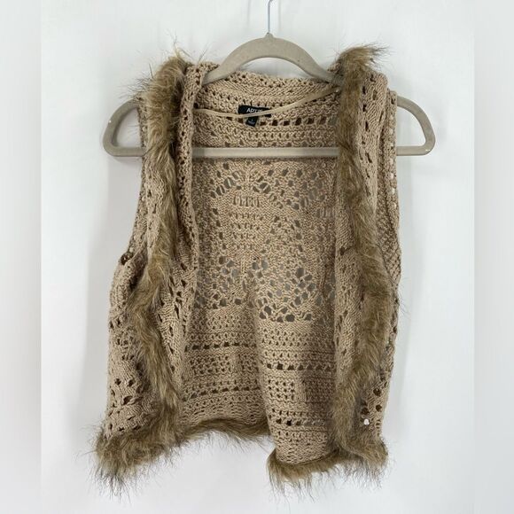 Apt. 9 Tan Crochet Vest with Faux Fur Trim size L - Picture 1 of 3